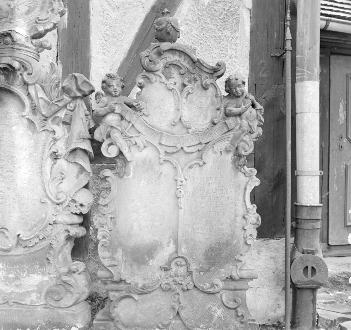 kościół Pokoju im. Trójcy Świętej - elewacja, epitafium, skan 1