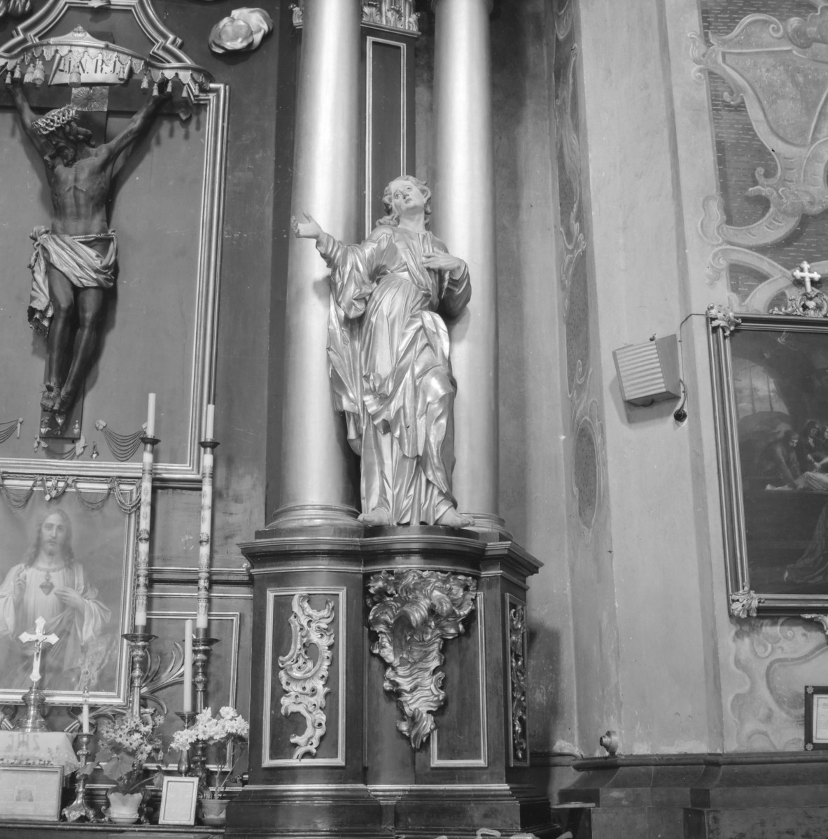 bazylika pw. Zwiastowania Najświętszej Marii Panny - wnętrze: ołtarz ukrzyżowania, rzeźba Św. Jana, skan 1