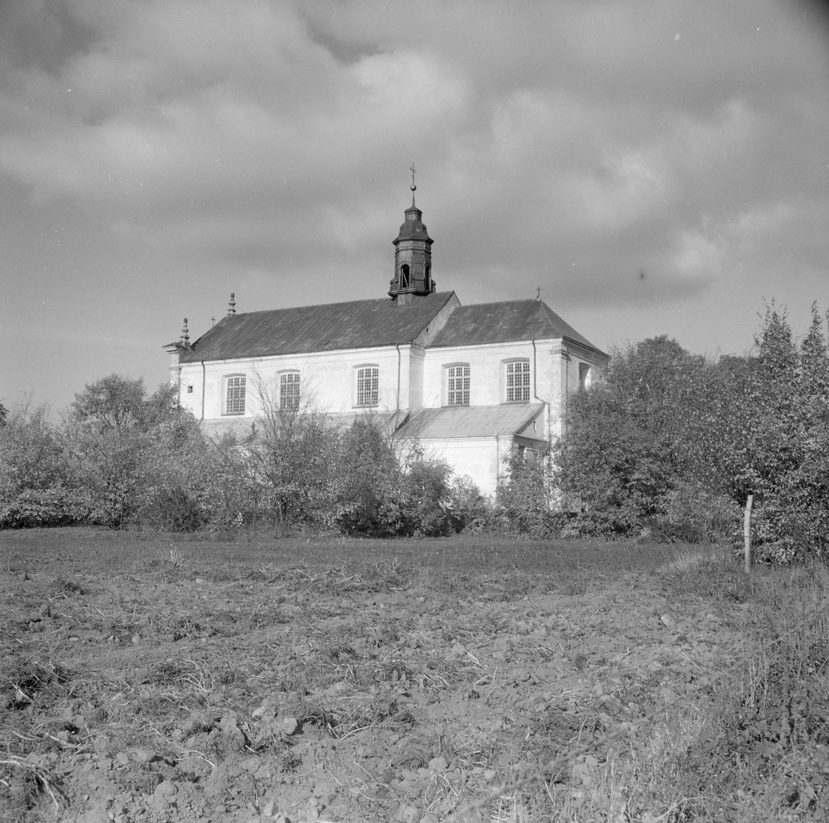Kościół św. Józefa Oblubieńca i św. Antoniego z Padwy - elewacja boczna, arch. barokowa z elementami klasycyzującymi. Dach dwuspadowy. Wieżyczka z sygnaturką. W narożach fasady pilastry z gzymsami., skan 1