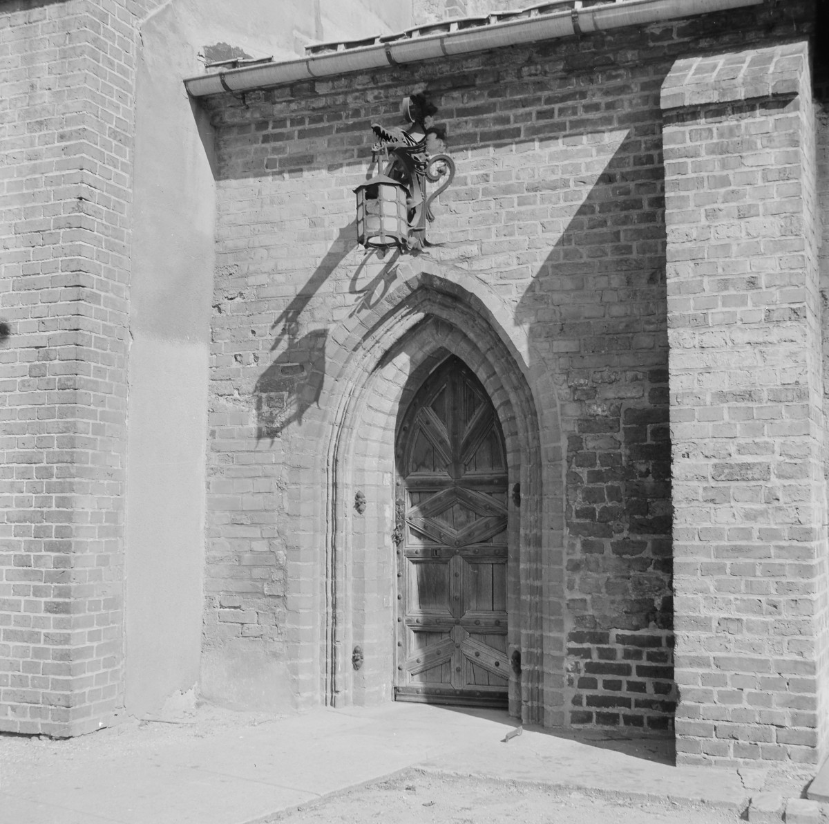 Kościół Wniebowzięcia Najświętszej Maryi Panny - portal do zakrystii. , skan 1