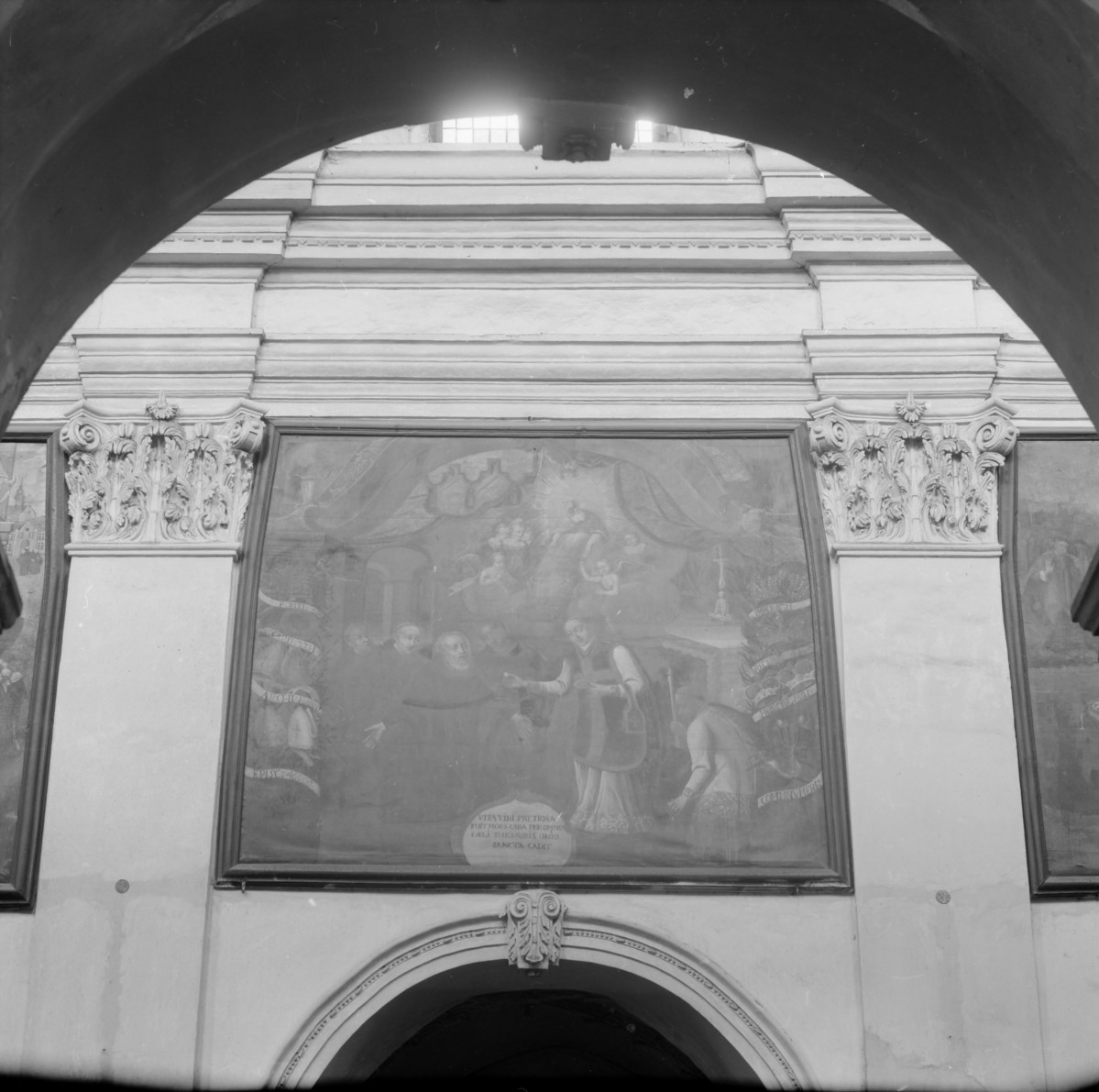 Bazyliki Wniebowzięcia NMP - wnętrze: obraz ze sceną z dziejów zakonu, skan 1