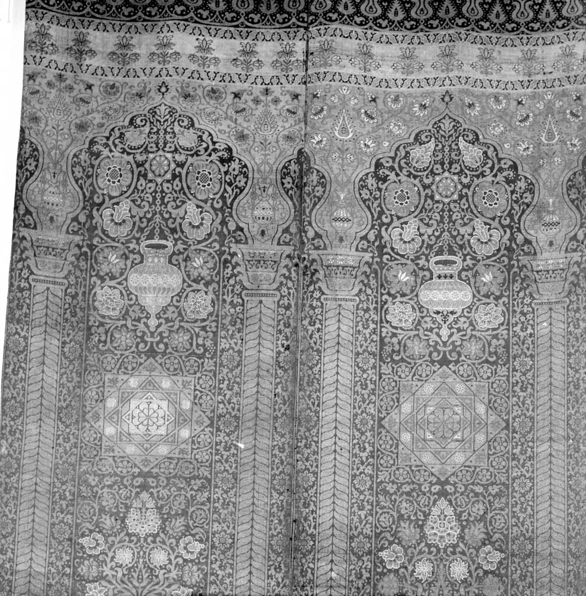 Muzeum Narodowe - Makata. Syria. Tkanina dwuosnowowa i wielowątkowa. Splot atłasowy. Pole środkowe., skan 1