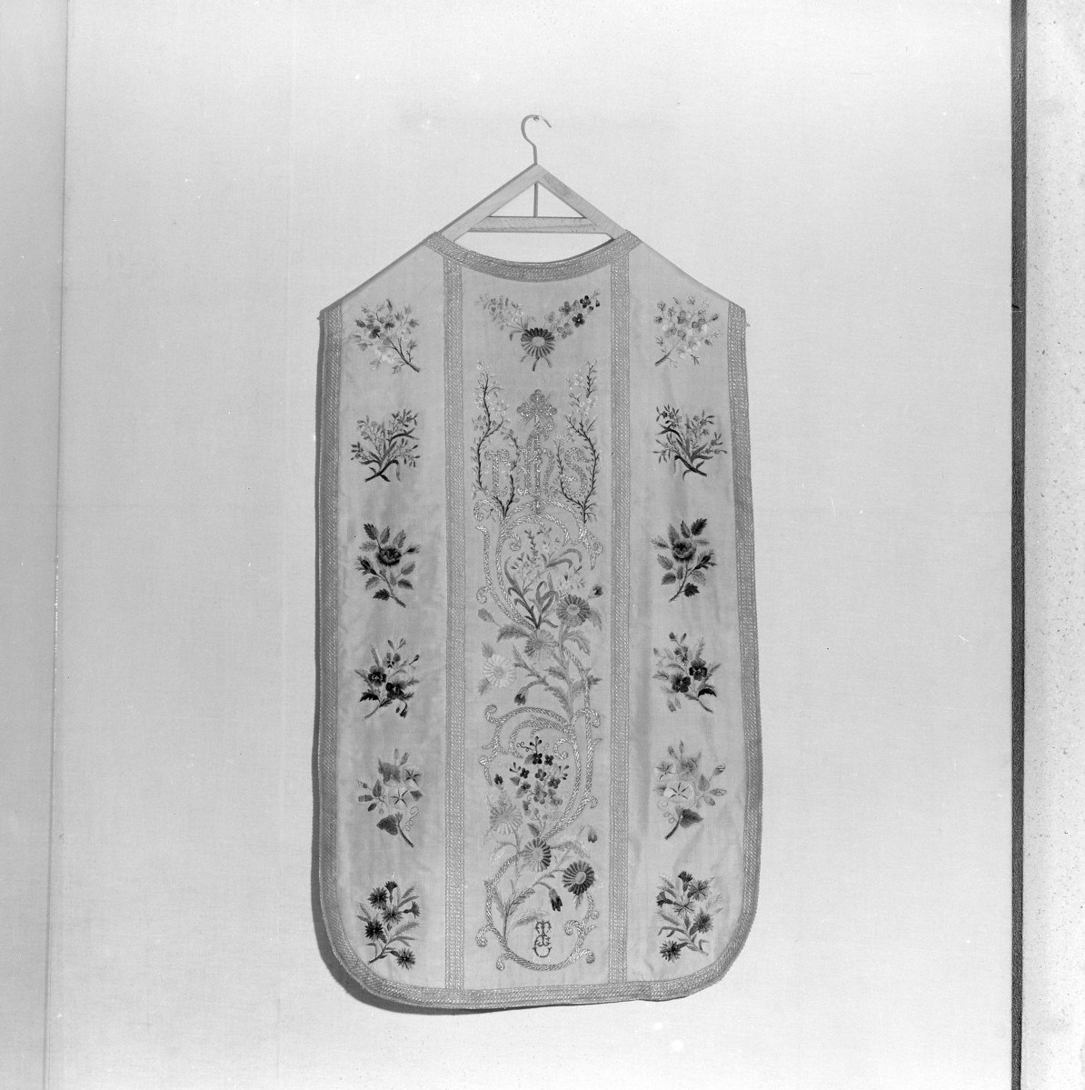 Skarbiec Katedralny - Ornat. Haft Polska 1889. Całość, tył., skan 1