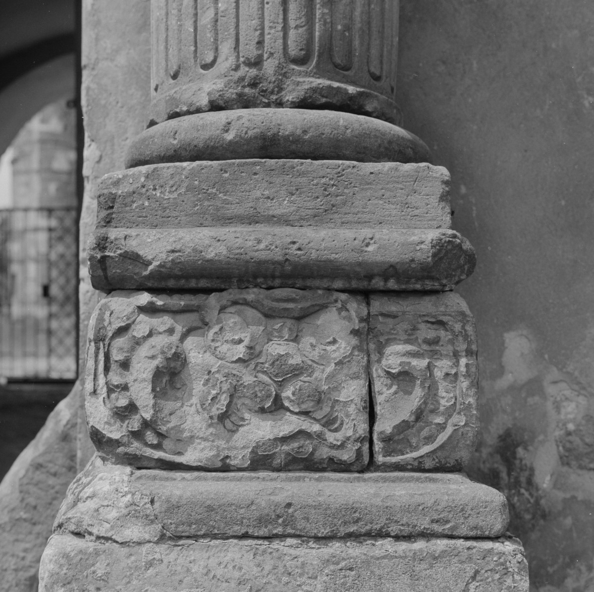 zamek Oppersdorffów - zamek dolny - elewacja frontowa wschodnia - brama - portal - fragment baza kolumny portalu, skan 1