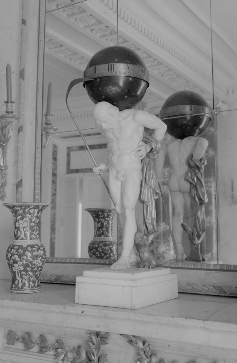 sala jadalna - zegar w kształcie figury Chronosa niosącego na plecach sferę niebieską, skan 1