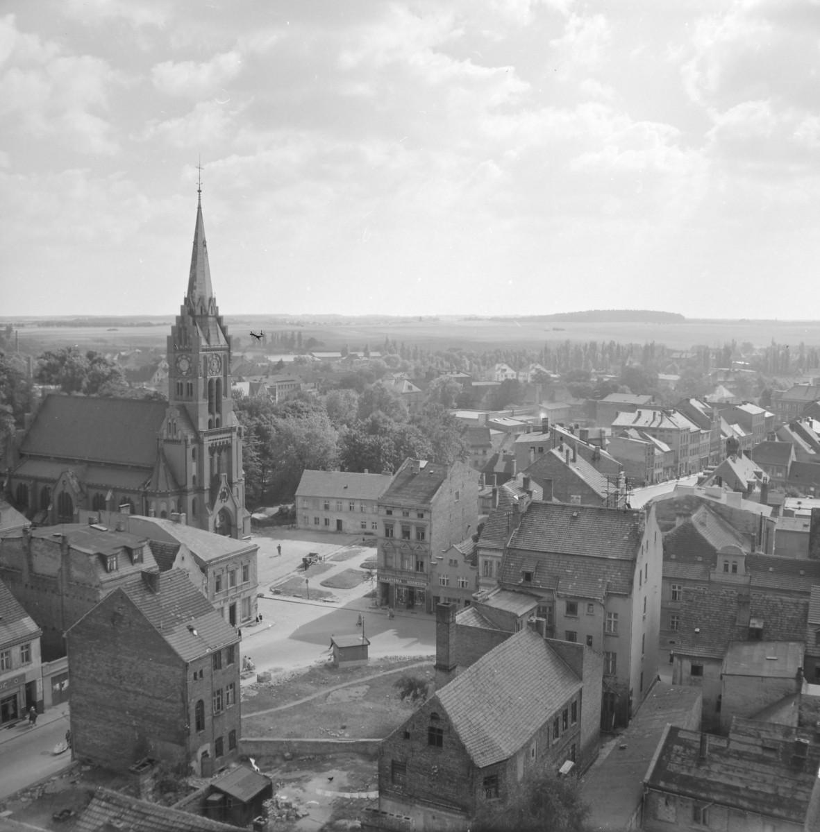 fragment zabudowy miasta z kościołem pw. Najświętszej Maryi Panny Królowej Polski - widok z wieży ratusza miejskiego, skan 1