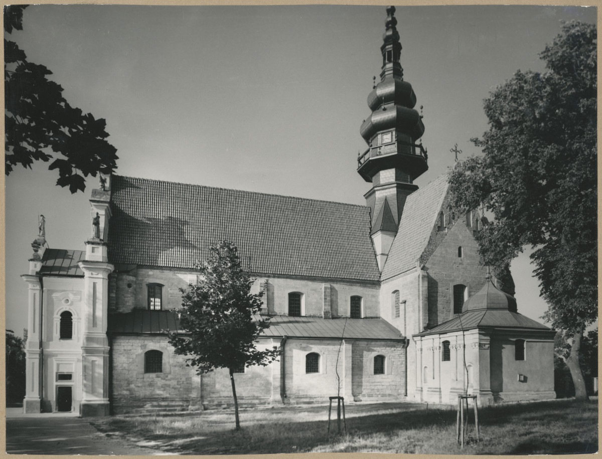 Zespół klasztorny - widok ogólny kościoła od strony płd., skan 1
