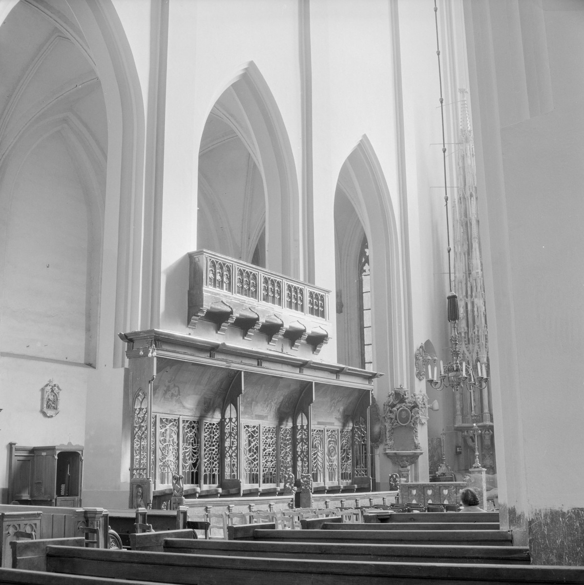 kościół parafialny, ob. garnizonowy pw. św. Elżbiety - wnętrze: fragment nawy głównej, skan 1