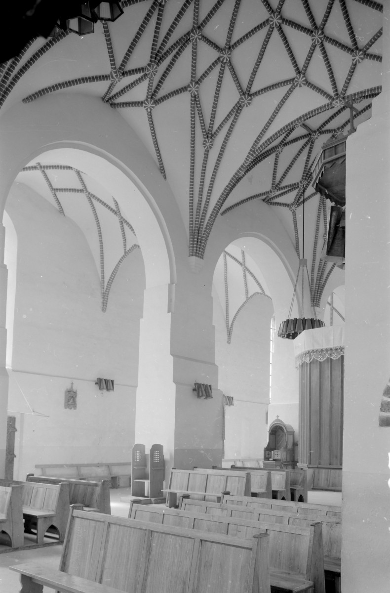 kościół św. Jana Chrzciciela - wnętrze: rząd filarów nawy głównej , skan 1