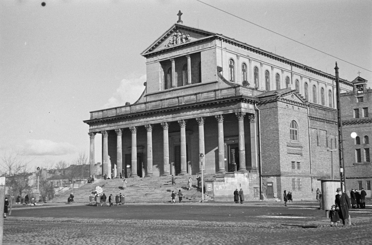 bazylika Najświętszego Serca Jezusowego. Klasycystyczna fasada. Portyk z dziesięcioma kolumnami ustawionymi w wysokim stylobacie., skan 1