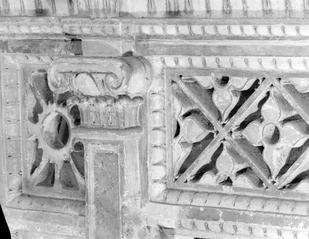 kościół pw. św. Mikołaja - Kaplica Firlejów - wnętrze - arkada wejściowa z bramą - przezrocze nad bramą - fragment, skan 1