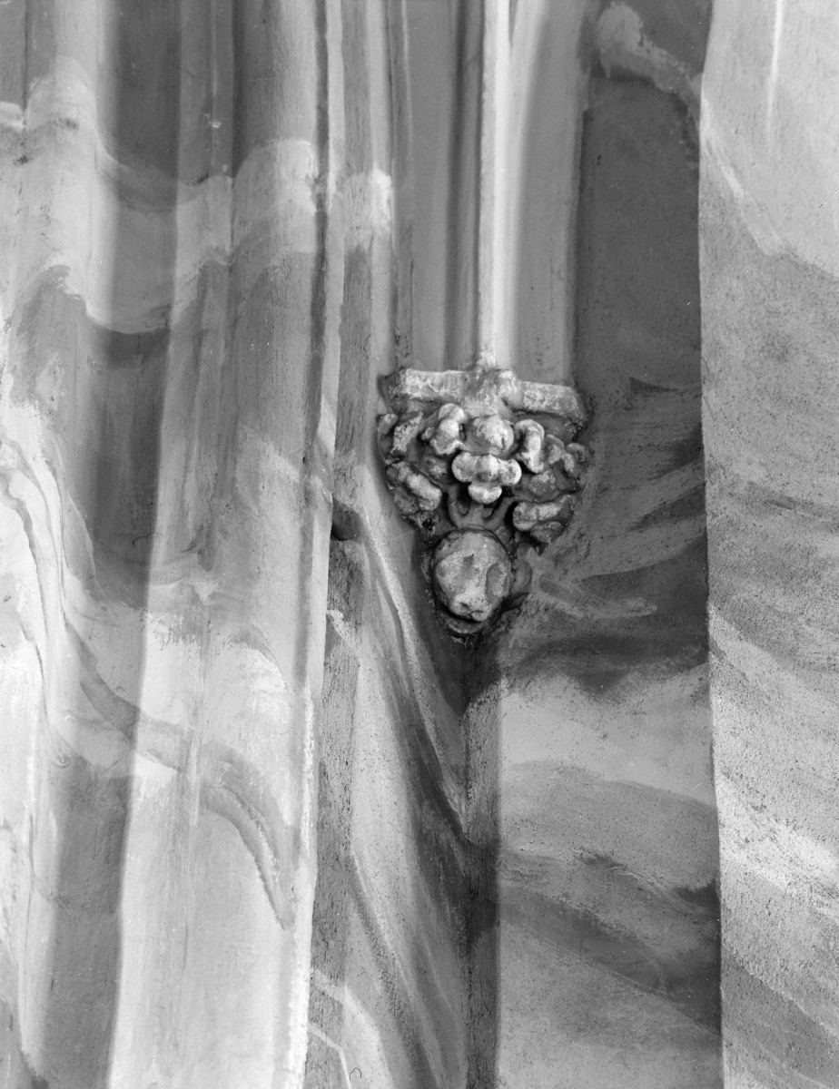 katedra św. Stanisława i św. Wacława - wnętrze, wspornik na filarze w nawie bocznej lewej, skan 1