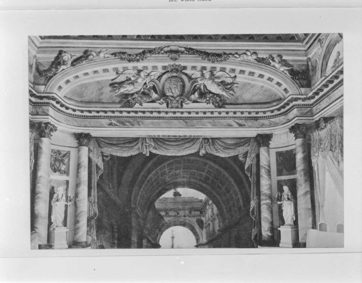 Łazienki Królewskie. Teatr Królewski w Starej Oranżerii. Wnętrze. Scena (przed 1939).  
Reprodukcja z W. Tatarkiewicz "Łazienki Warszawskie" 1957., skan 1