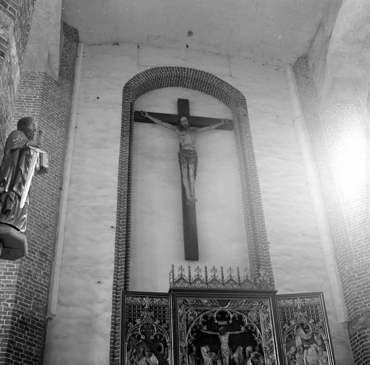 kościół rzymskokatolicki, ob. katedra pw. św. Mikołaja - wnętrze: krucyfiks na ścianie wschodniej prezbiterium, skan 1