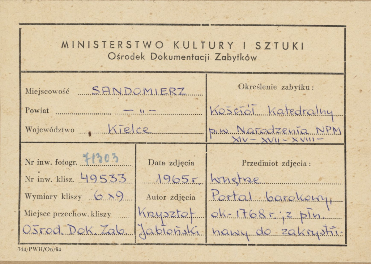  Katedra - wnętrze, widok na portal z nawy bocznej do zakrystii - metryczka, skan 1