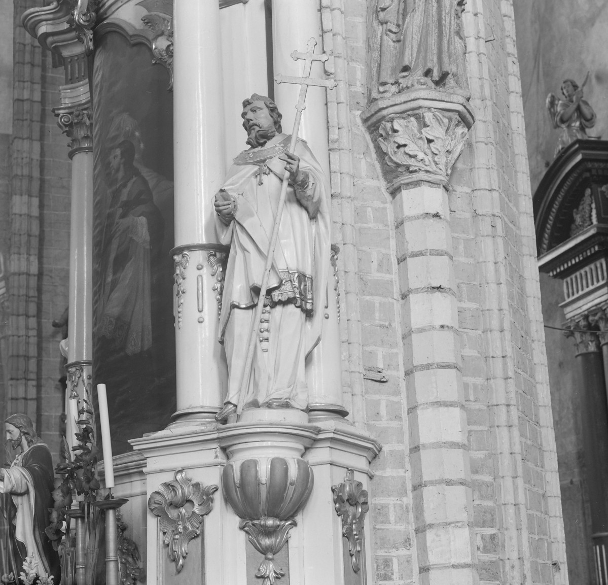 kościół pw. Wniebowzięcia Najświętszej Maryi Panny - wnętrze - nawa gółwna - ołtarz boczny św. Jana Nepomucena - rzeźba świętego, skan 1