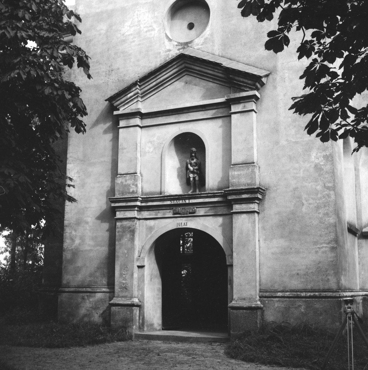 klasztor Franciszkanów - Kalwaria Pakoska - kaplica Piłat - elewacja - portal, skan 1