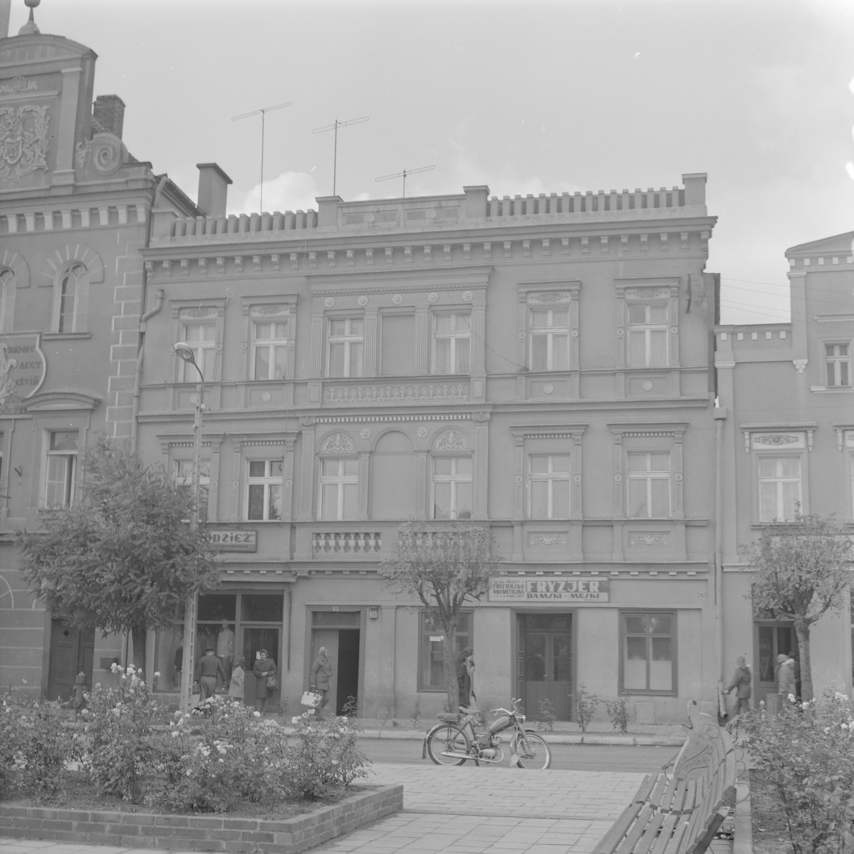Kamienica - elewacja frontowa barokowo-klasycystyczna. Górna część ozdobiona tympanonem z herbem i dekorem rokoko. Attyka z herbem i rzeźbionym ornamentem roslinnym. W budynku widoczny gzyms koronujący (pod attyką), gzyms międzykondygnacyjny, gzyms okienny a tuż nad parterem gzyms cokołowy., skan 1