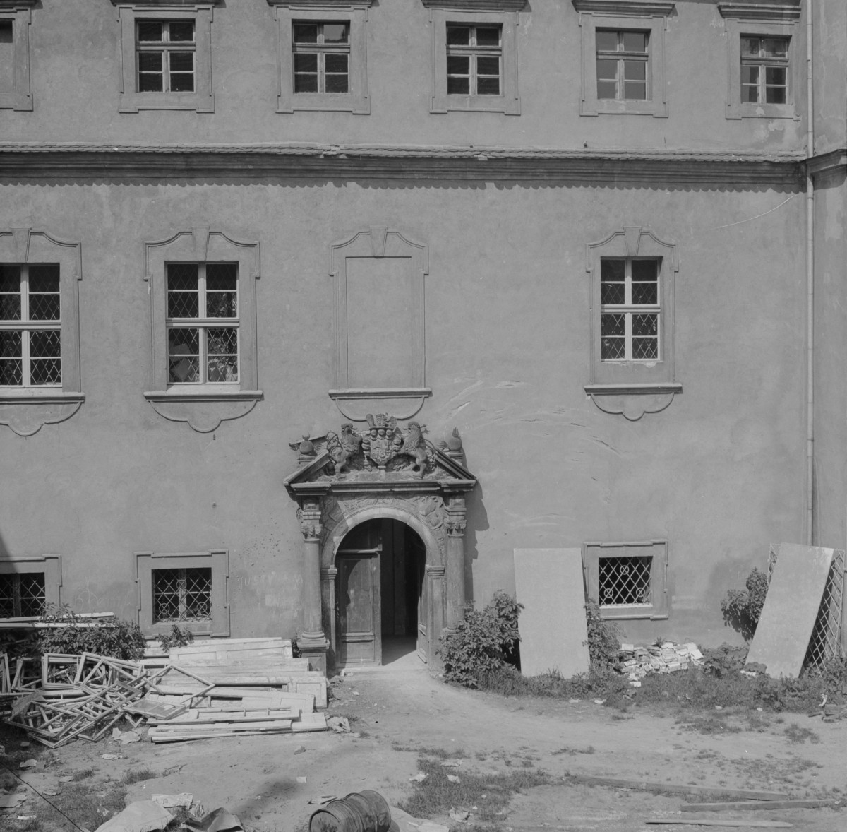 zamek Oppersdorffów - zamek górny - dziedziniec - elewacja północna - portal, skan 1