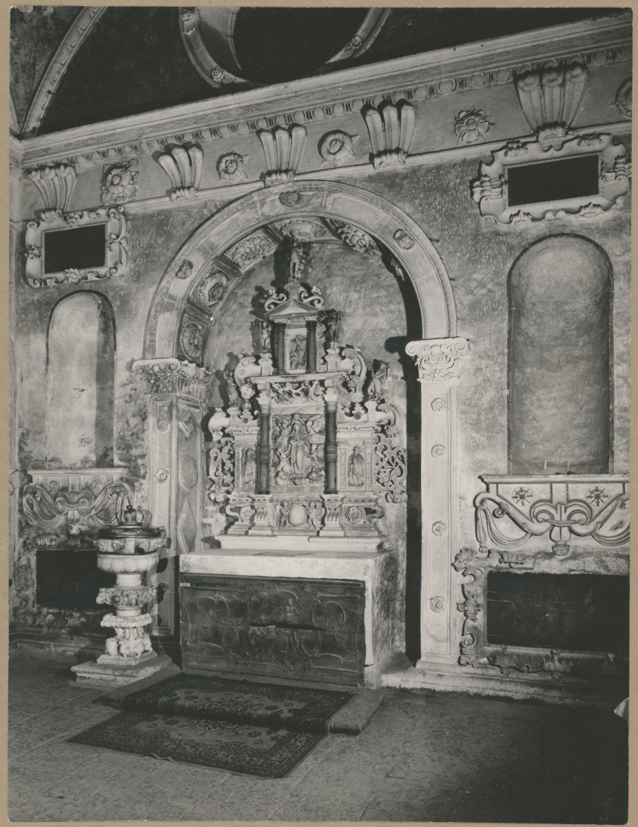 Kaplica Firlejów - widok na ołtarz , skan 1