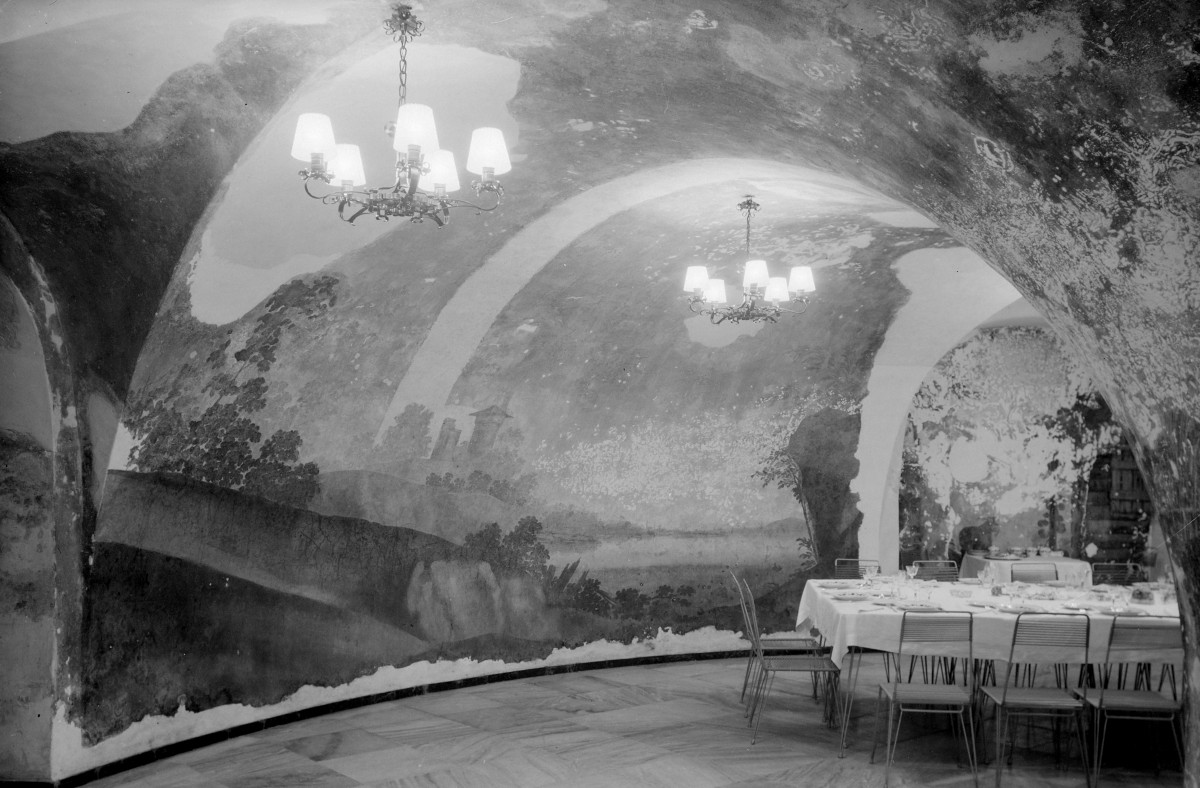 Zespół pałacowo parkowy -  Pałac: podziemia, sala okrągła. Jadalnia. Widok ogólny., skan 1