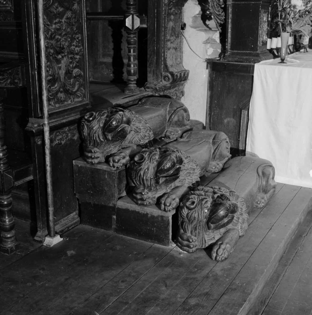 Bazyliki Wniebowzięcia NMP - wnętrze: prezbiterium, płaskorzeźby i progi w kształcie leżących lwów oraz stalle, skan 1