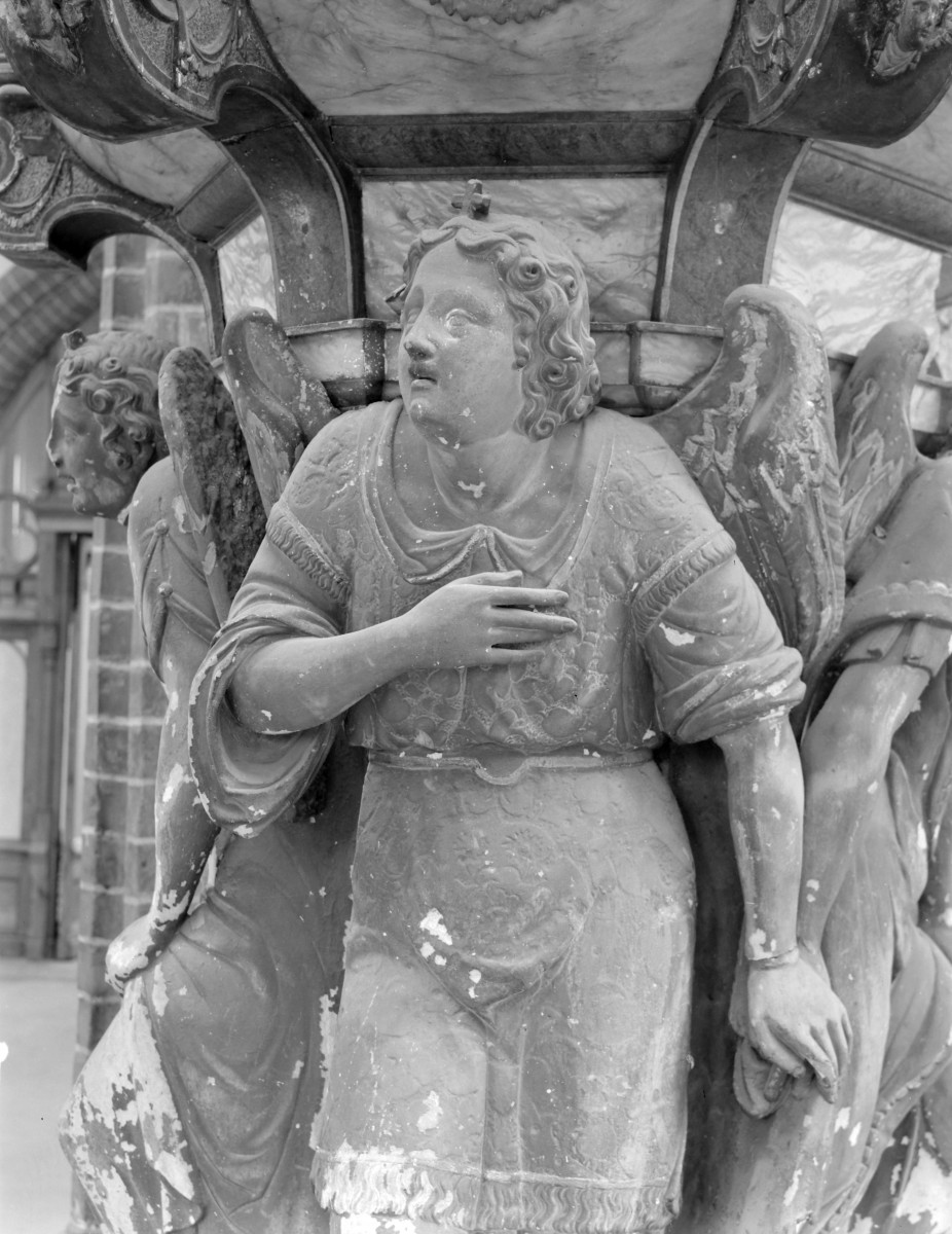 kościół pw. św. Marii Magdaleny, ob. katedra polskokatolicka - wnętrze: ambona, figury podpierające kosz, skan 1