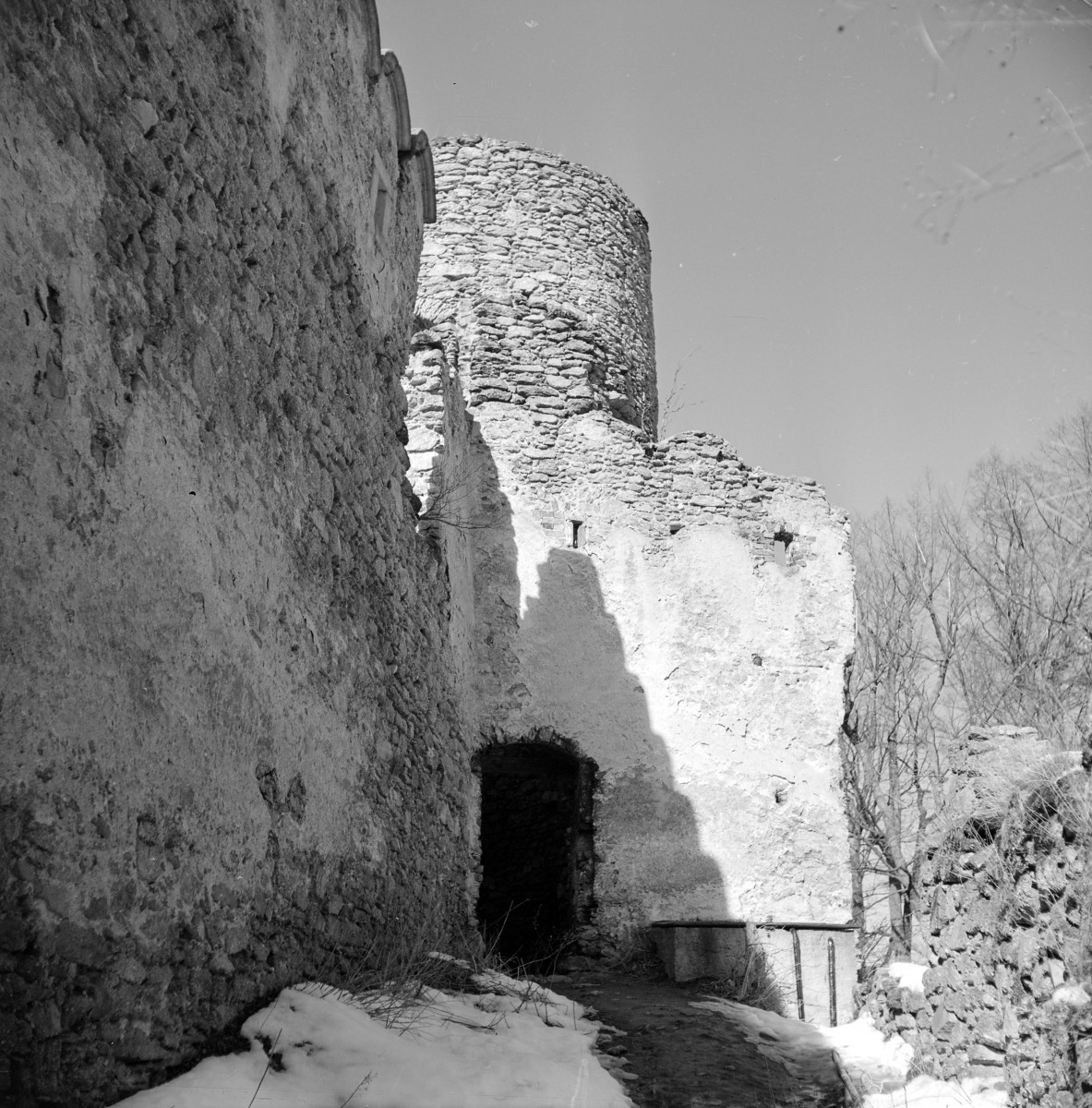 Zamek "Chojnik" - baszta i fragment muru z wejściem., skan 1