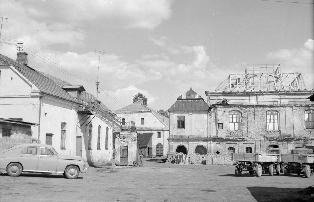synagoga i dom gminy żydowskiej - widok ogólny od zachodu, skan 1