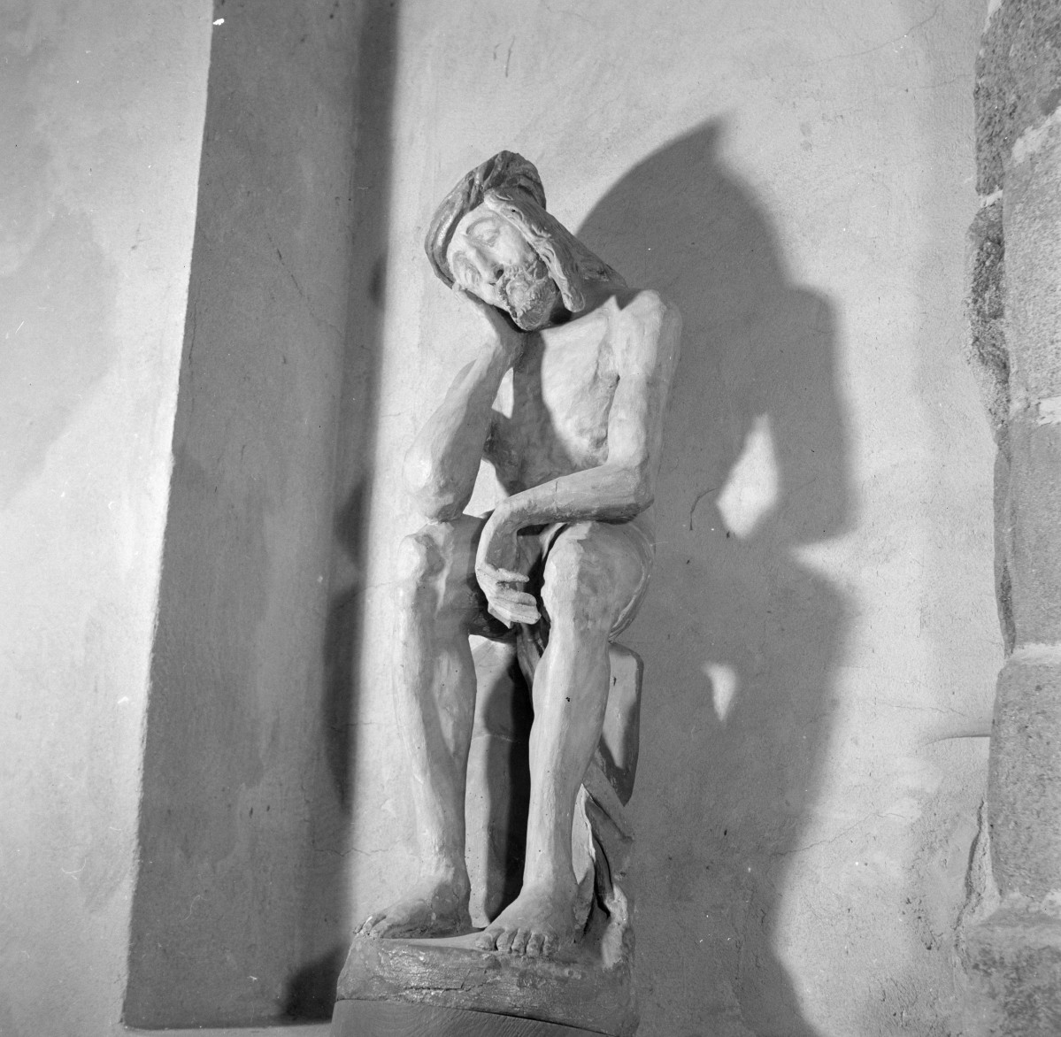 kościół pw. św. Prokopa - wnętrze: rzeźba Chrystus Frasobliwy, skan 1
