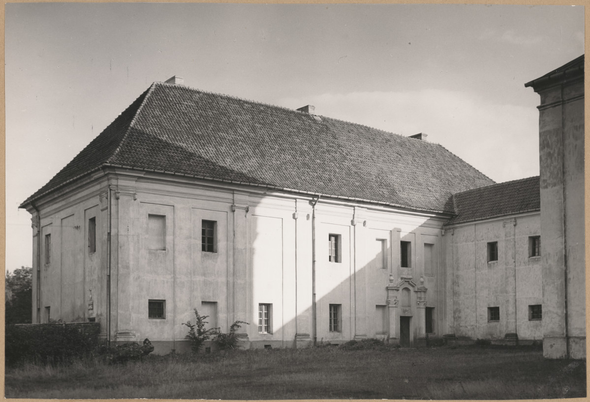 Zespół klasztorny Filipinów - fragment klasztoru, widok od strony płn. , skan 1