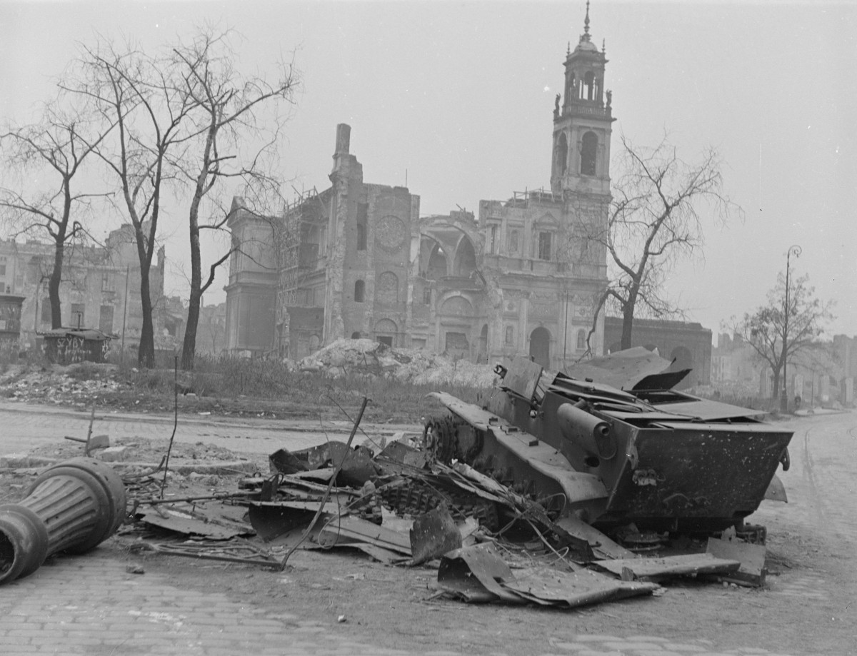 Kościół Wszystkich Świętych. Zniszczona elewacja frontowa. Zawalony strop oraz zburzona wschodnia wieża świątyni. Na pierwszym planie zniszczony ciężki transporter wojskowy Sdkfz301 Borgward Iv., skan 1