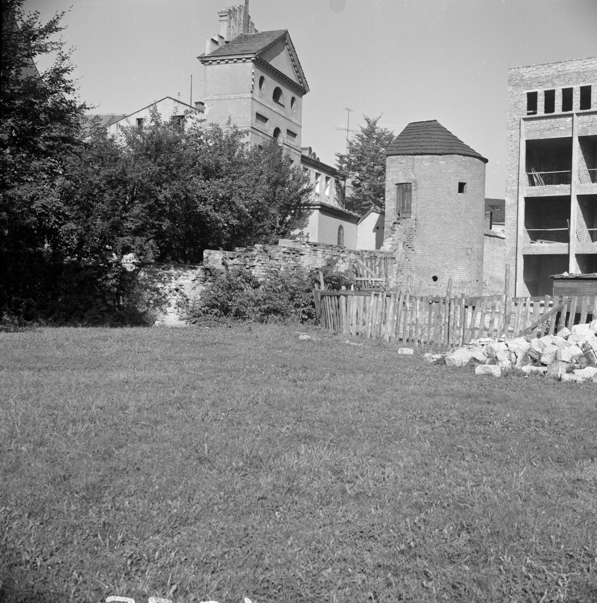 baszta miejska "Dorotka" i fragment murów miejskich i dzwonnica kolegiaty, skan 1