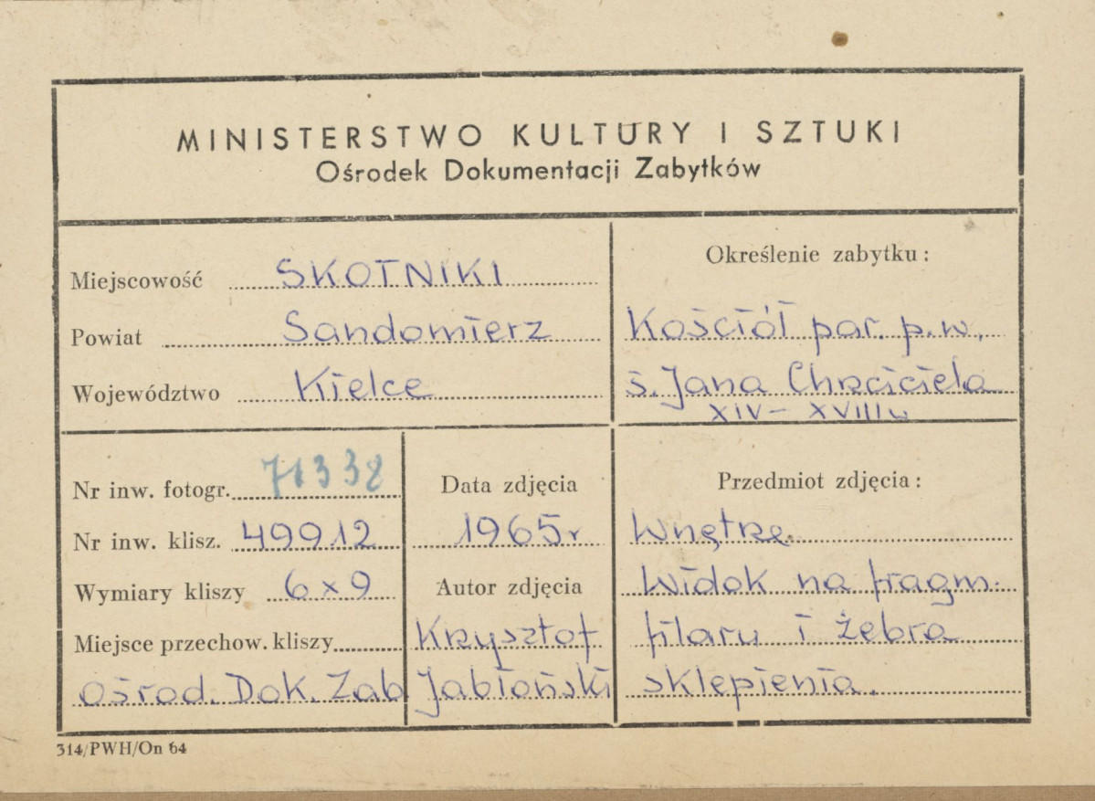 Kościół parafialny - wnętrze, widok górnej części filaru i fragment żeber sklepienia - metryczka, skan 1
