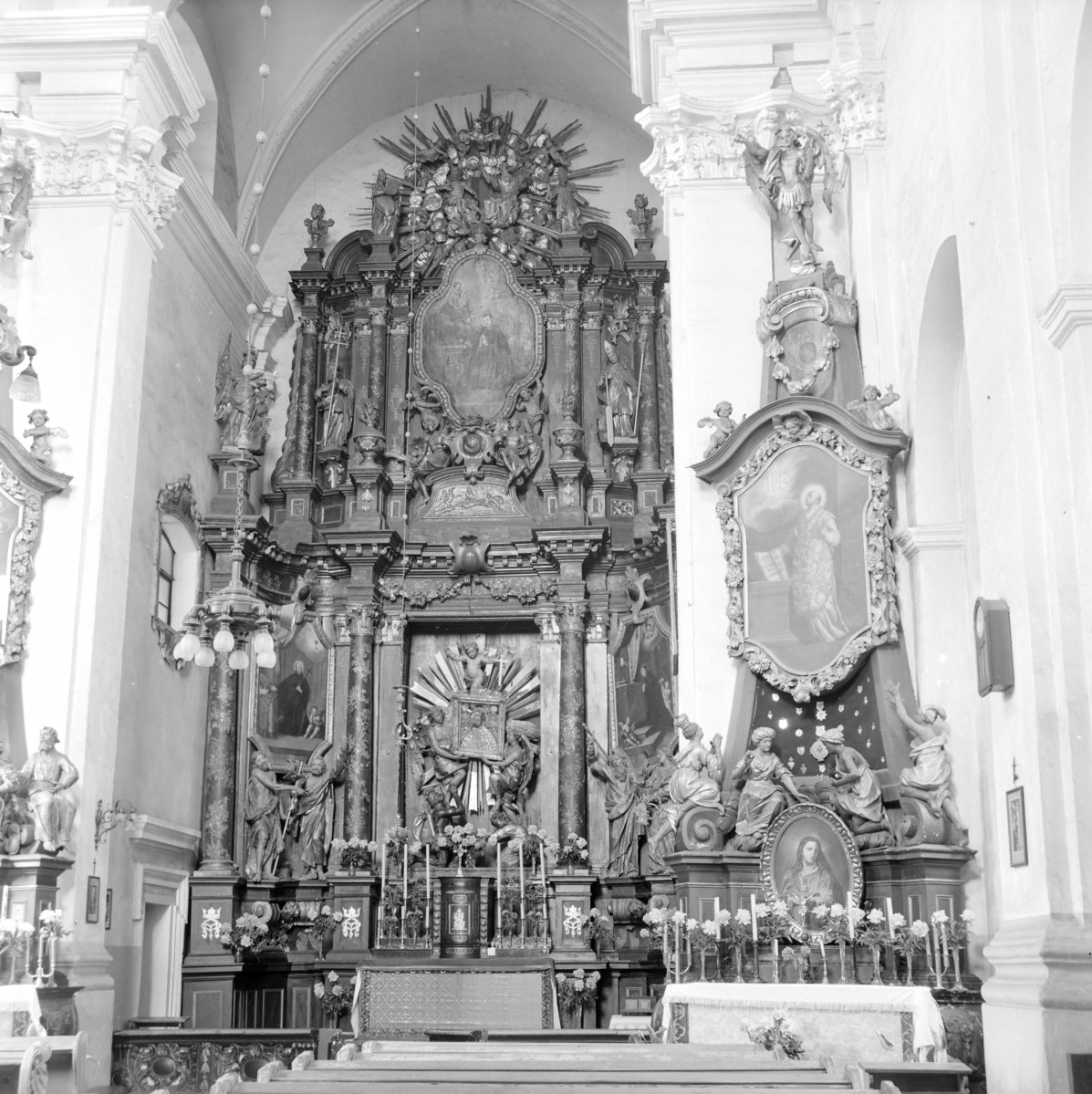 Kościół św. Franciszka Ksawerego - wnętrze: ołtarz główny, skan 1