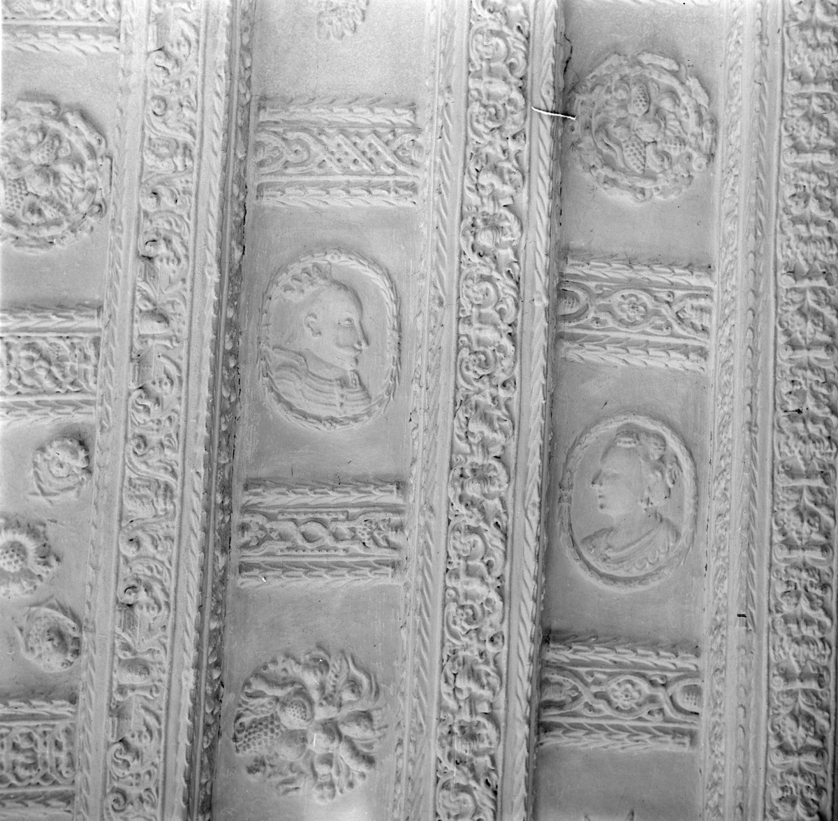 pałac - detale, ornamenty stropu, skan 1