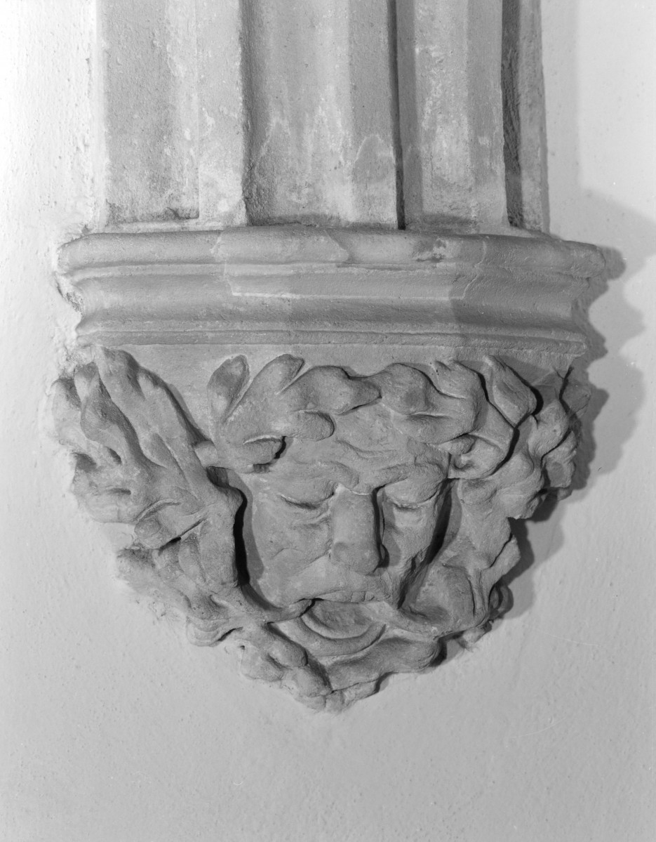 Stary Ratusz - wnętrze: wspornik z 2 połowy XV wieku. "Twarz mężczyzny i motyw roślinny""., skan 1