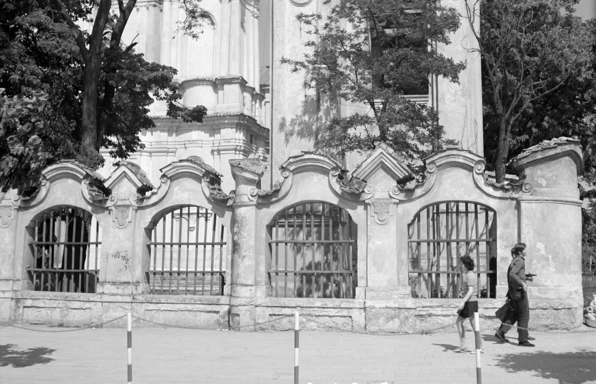Bazylika mniejsza św. Anny - brama ogrodzeniowa kościoła., skan 1