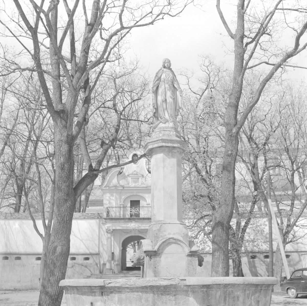 zespół klasztorny oo. Bernardynów - fontanna z rząźbą Najświętszej Marii Panny, skan 1