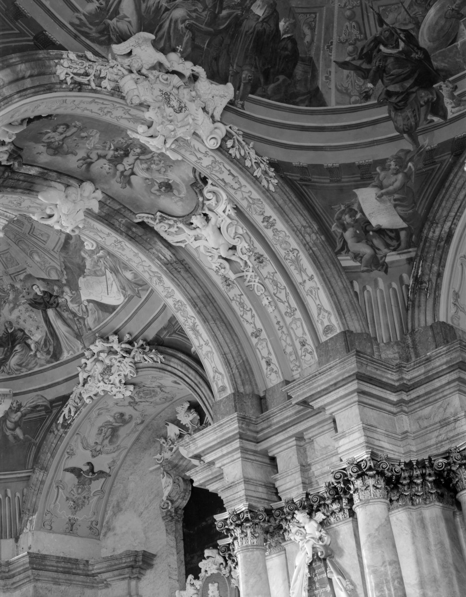 mauzoleum Piastów Świdnickich przy kościele pw. Wniebowzięcia Najświętszej Marii Panny  - wnętrze - głowice filaru i fragment sklepienie, skan 1