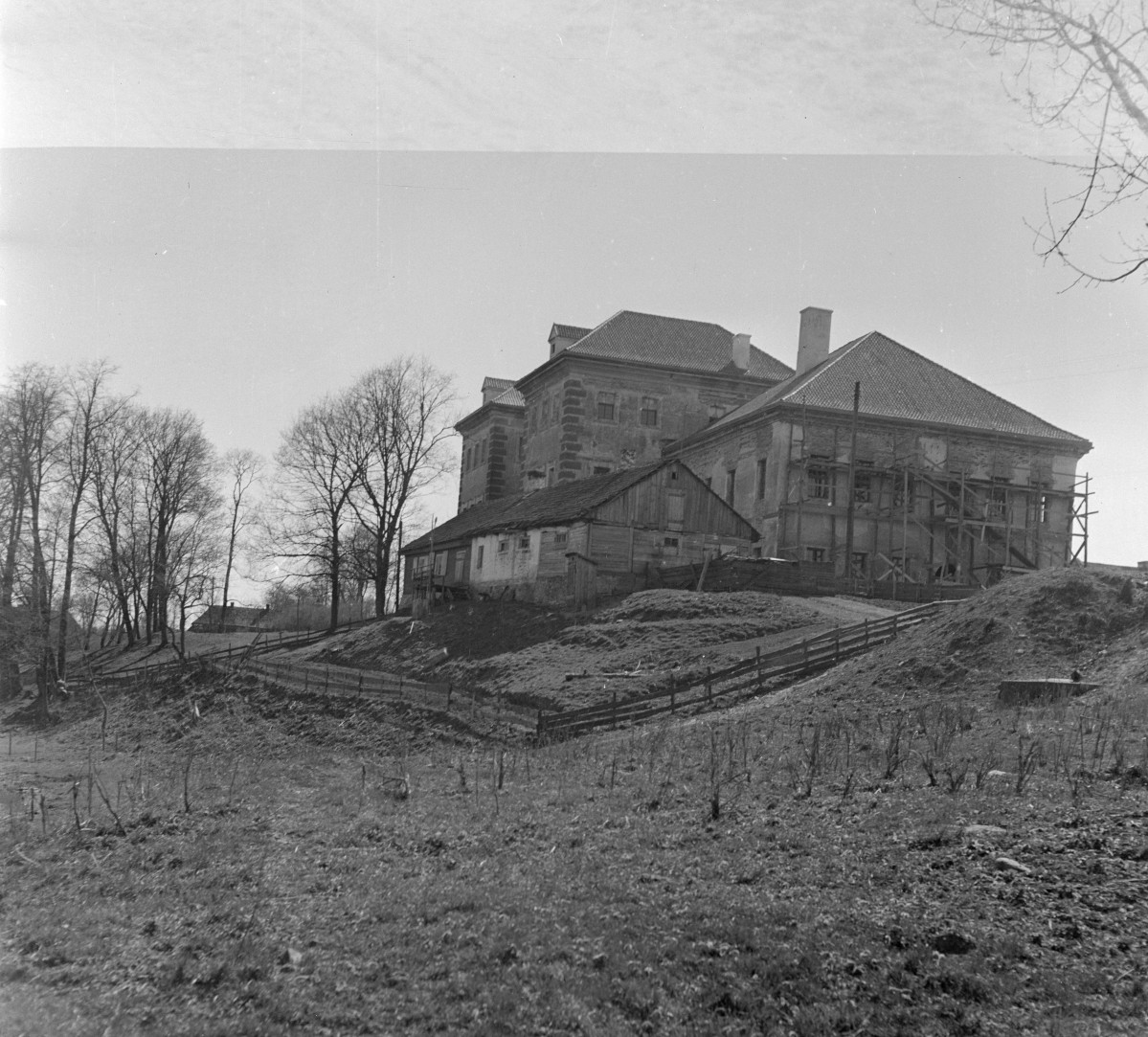 elewacja boczna, Pałac Opatów (Pałac Chodkiewiczów lub Pałac Archimandrytów) w zespole Monasteru Zwiastowania Przenajświętszej Bogurodzicy i św. Apostoła Jana Teologa, Ławra Supraska, skan 1