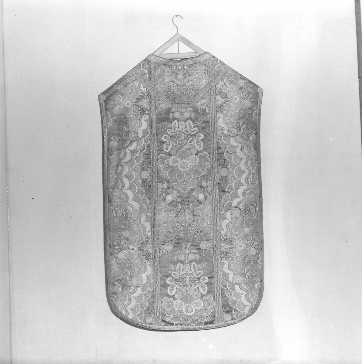 Skarbiec katedralny - Ornat i kapa. Francja (?). ok. 1700 - 1720 rok. Cały tył ornatu. , skan 1