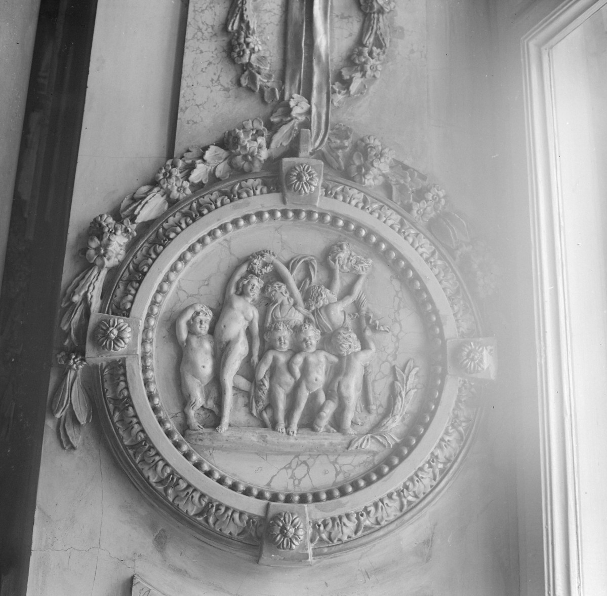pałac - wnętrze: fragment dekoracji rotundy, skan 1