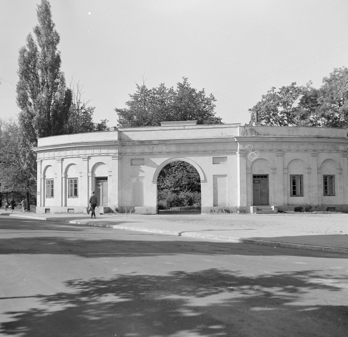 pałacowa brama wjazdowa - elewacja, skan 1