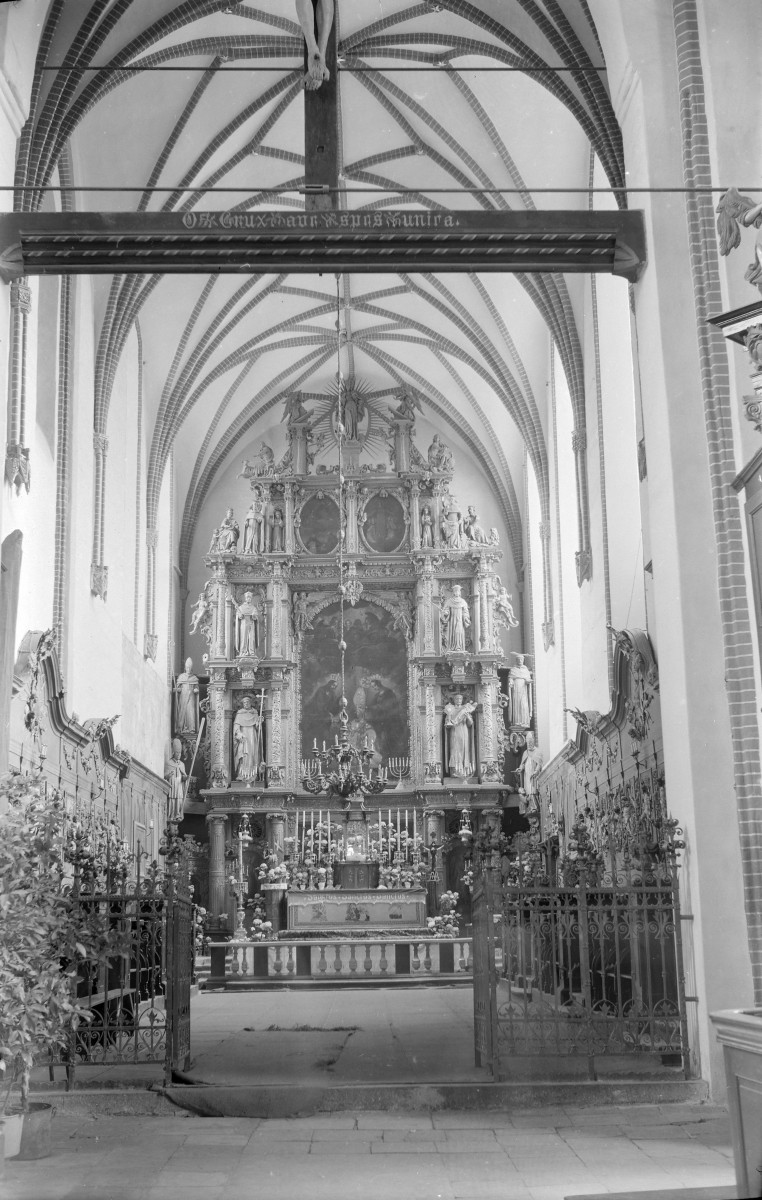 Bazylika św. Mikołaja - wnętrze: widok na ołtarz główny a powyżej fragment belki tęczy, skan 1