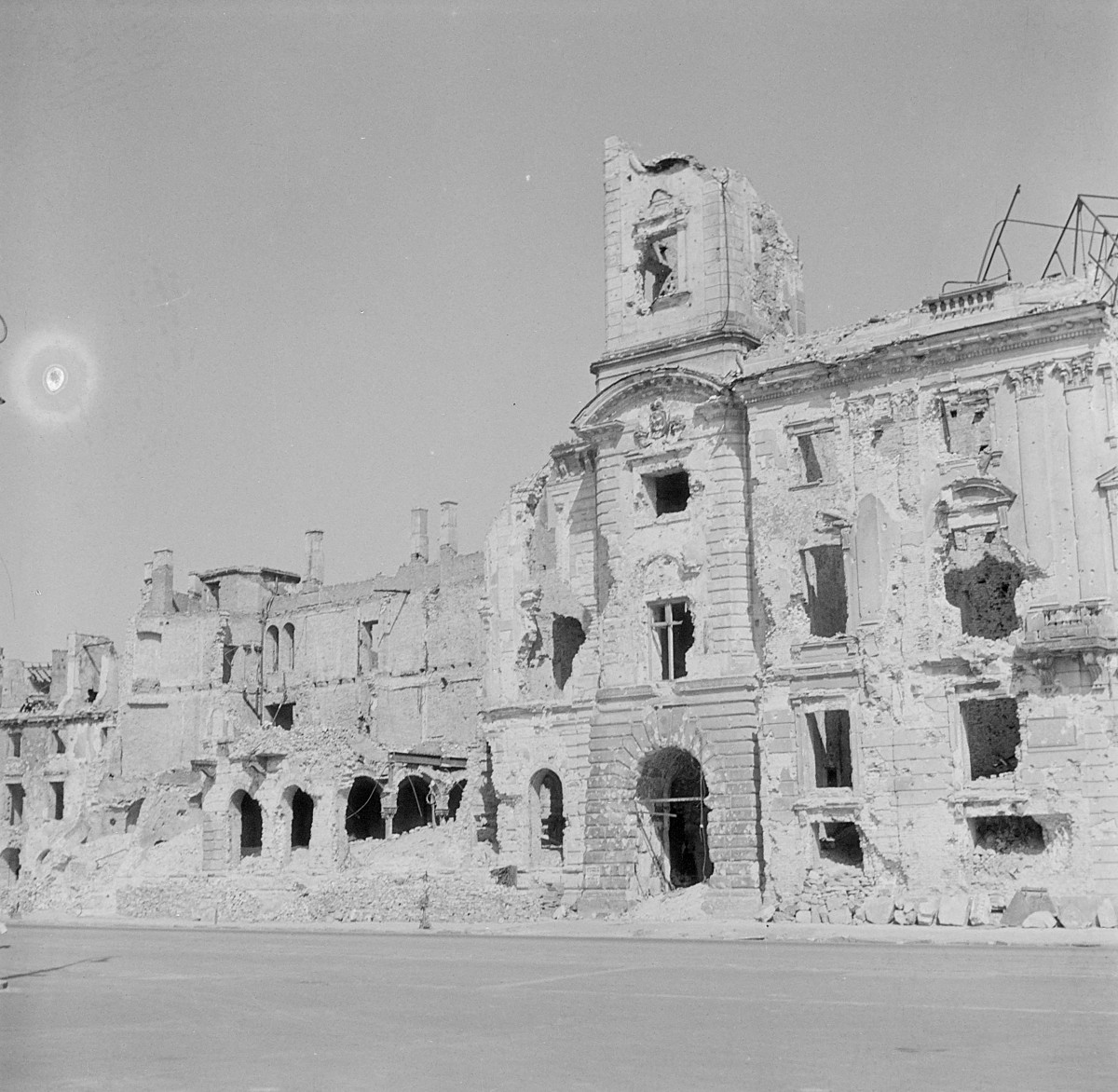 Ratusz dawny pałac Jabłonowskich - zniszczona elewacja. Widok od strony placu Teatralnego. , skan 1