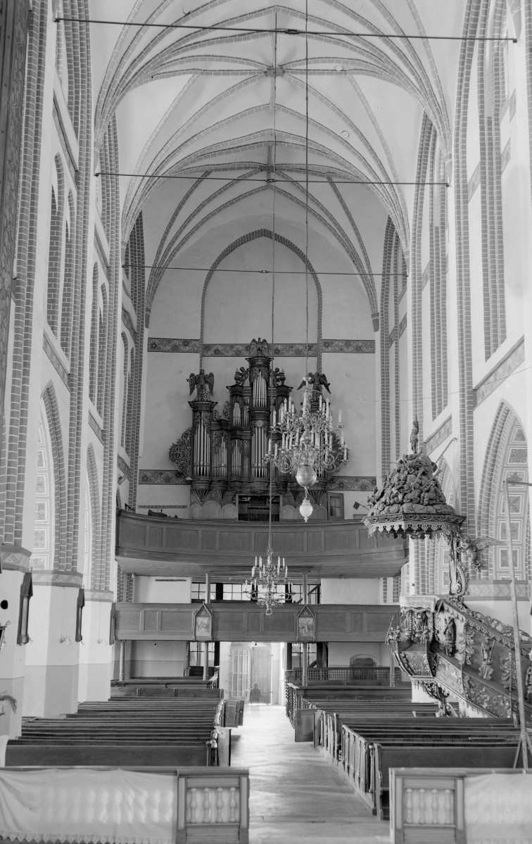 Kościół Matki Bożej Częstochowskiej - wnętrze: chór muzyczny, sklepienie gwiaździste, ambona, skan 1