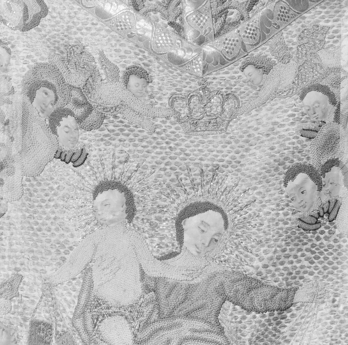 Skarbiec Katedralny - Ornat z M.B Szkaplerz. Haft Polski 1770-1800. Część środkowa, haft Matki Boskiej z Dzieciątkiem. Detale., skan 1