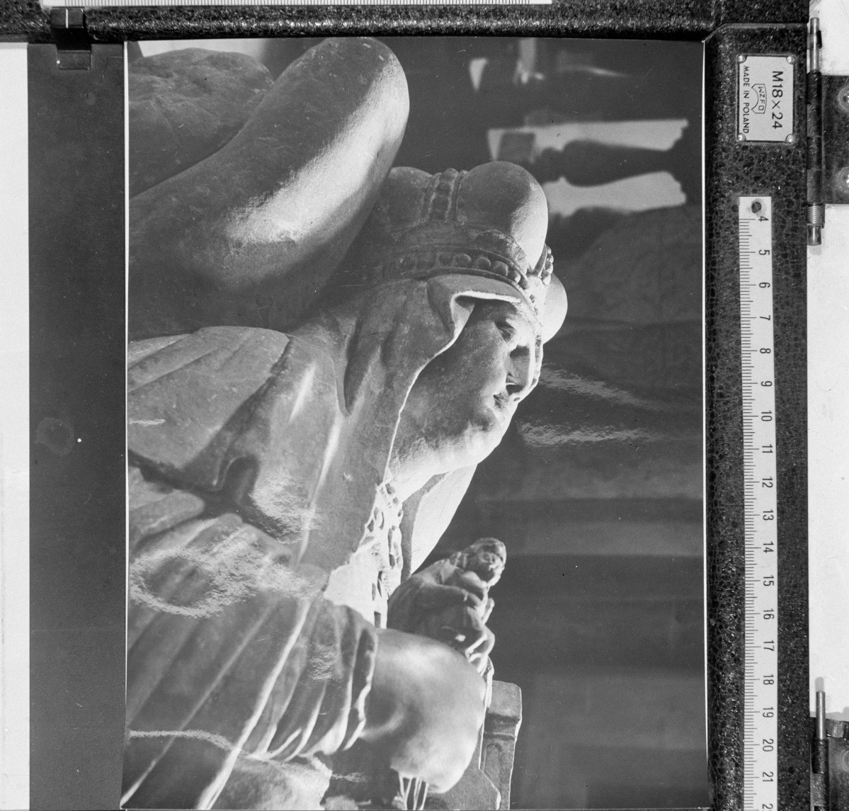 sanktuarium św. Jadwigi Śląskiej - kościół pw. św. Bartłomieja i św. Jadwigi - wnętrze - sarkofag księżnej św. Jadwigi Śląskiej - fragment wizerunku, skan 1