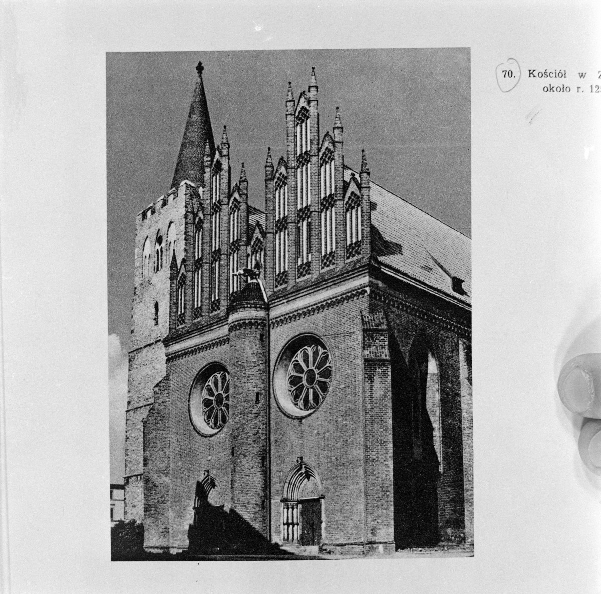 żródło: T. Dobrowolski - Sztuka Polska, Kraków, 1974 r. - kościół parafialny pw. św. Jerzego - elewacja zachodnia, skan 1